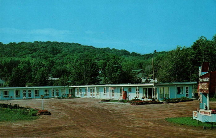 Blue Fountain Motel - Old Postcard (newer photo)